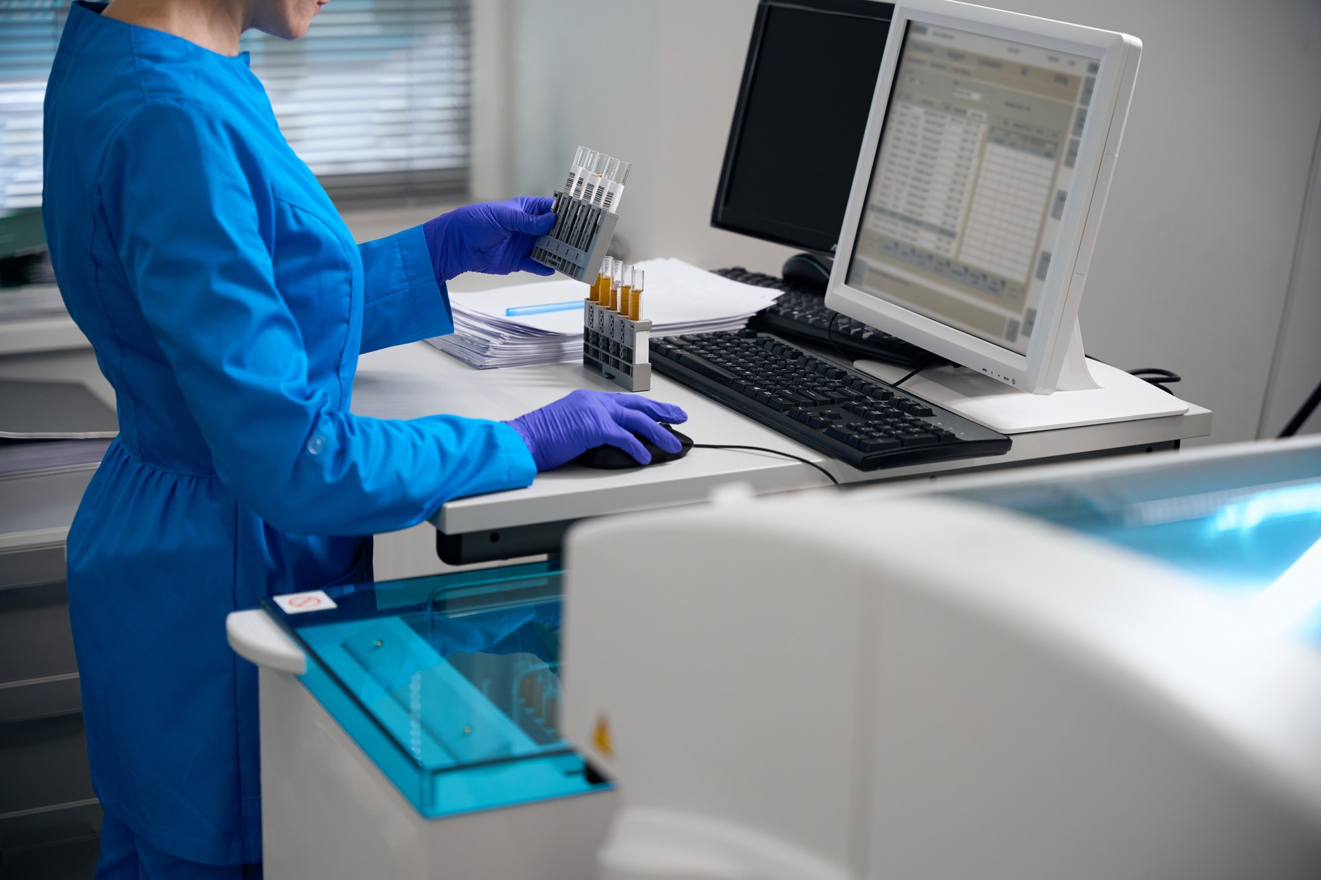 Specialist enters urine sample data into the database